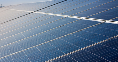 屋顶空间变身太阳能光伏发电项目，这家企业加快推动碳中和